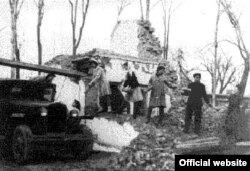 1948-nji ýylda Aşgabatda bolan ýertitremäniň netijesinde ýumrulan jaýlar.