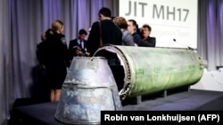 O bucată din racheta Buk care a lovit avionul Malaysia Airlines în estul Ucrainei a fost prezentată în timpul conferinţei echipei de investigație