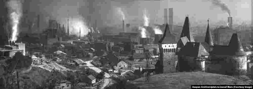 Szocs spune că, pentru el, imaginea care iese cel mai mult în evidență din miile pe care le-a parcurs este această fotografie panoramică a peisajului industrial din jurul Castelului Corvin (dreapta) din Hunedoara, orașul industrial din Transilvania. „Acesta a fost castelul familiei regelui Matei Corvin al Ungariei", a spus Szocs. „Dar peisajul s-a schimbat; întreaga infrastructură industrială din jurul castelului a fost demolată după anul 2000." 