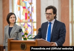 Ministrul Nicu Popescu (d) alături de prim-ministrul Maia Sandu (s)