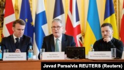 Președintele Franței, Emmanuel Macron, premierul Marii Britanii, Keir Starmer, și președintele Ucrainei, Volodimir Zelenski, în Londra, 2 martie 2025.