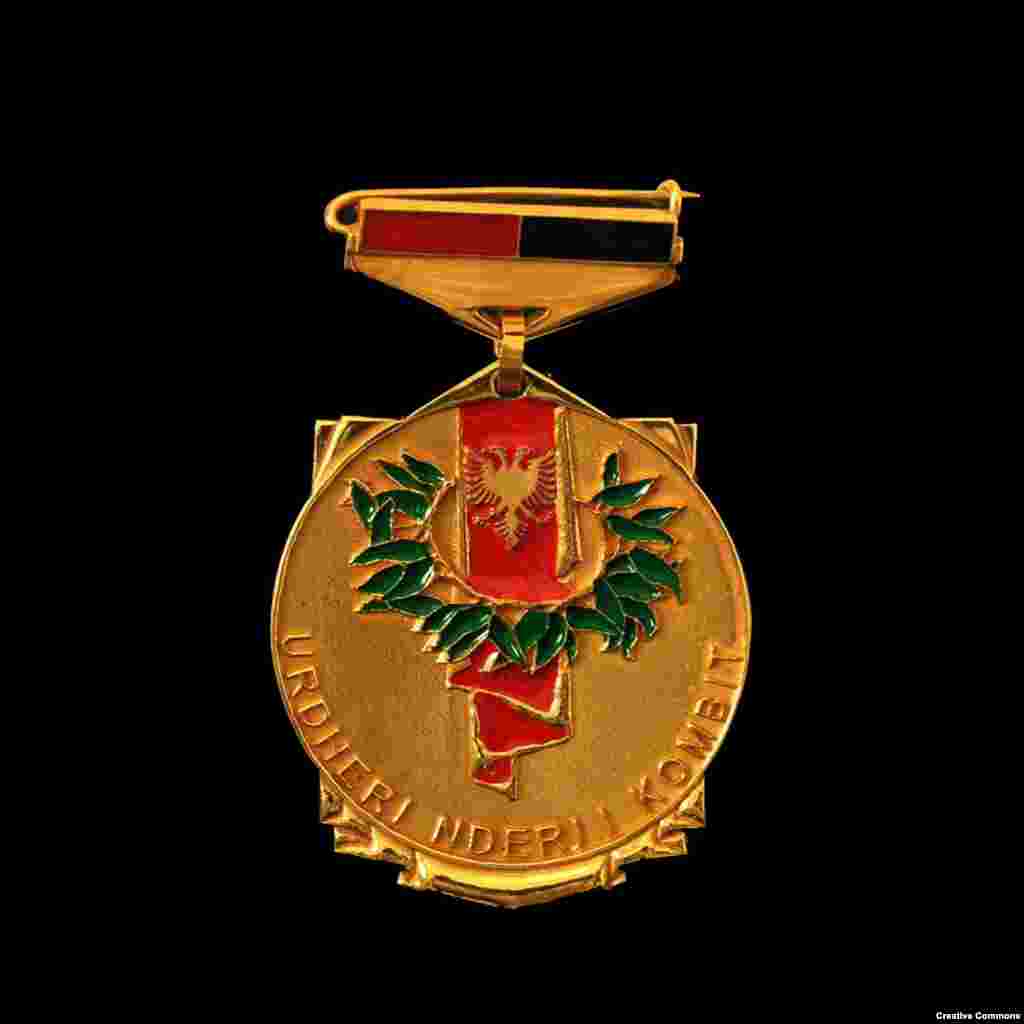 Onoarea Națiunii (Albania) Această medalie este acordată de președintele Albaniei albanezilor sau cetățenilor străini „ca semn de recunoștință și admirație pentru cei care prin actele și renumele lor contribuie la onorarea națiunii albaneze."