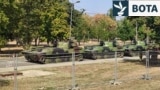 Tanket bllokojnë një pjesë të Beogradit përpara paradës ushtarake
