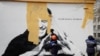 Muncitorii acoperă cu vopsea o creație în graffiti cu chipul lui Alexei Navalnîi. La un an de la întemnițarea sa, opozantul cel mai aprig al lui Vladimir Putin spune că nu știe dacă va mai ieși vreodată din închisoare.