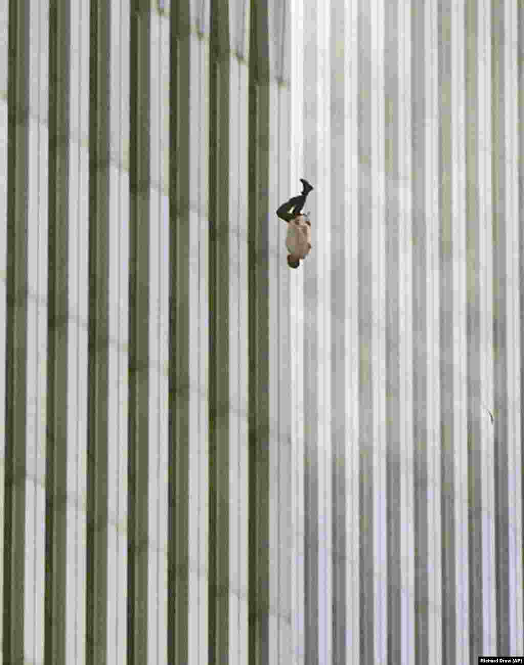 „The Falling Man” este imaginea care cuprinde disperarea și tragedia din acea zi, simbolizând alegerile de neimaginat cu care s-au confruntat cei prinși în turnurile în flăcări. 