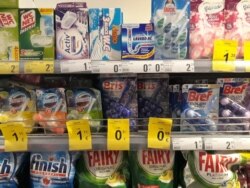 Produkte të ekspozuara në dyqane, por pa flamuj të origjinës.