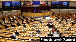  Dezbaterea de miercuri va fi urmată de o rezoluție care va fi votată abia în următorul plen al Parlamentului European de la sfârșitul lunii octombrie.