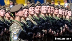Ukrajinsko ministarstvo odbrane prilagodilo je ljetnju uniformu koju su posebno dizajnirali volonteri. Proizvodnja još nije započela, ali jedna vojnikinja kaže: "Idemo ka tome, i to je divno." (arhivska fotografija)
