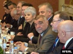 U hrvatskom državnom vrhu iz vremena dok je Sanader bio premijer, bili su i drugih iz HDZ-a, Jadranka Kosor, te Luka Bebić.