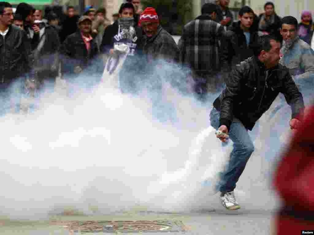 Tunis - Anti-vladini protesti u Tunisu, 18.01.2011. Foto: Reuters / Zohra Bensemra