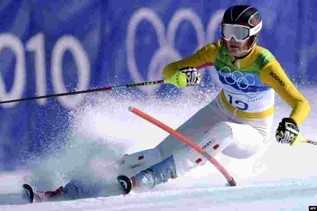 Na fotografiji je njemačka sportašica Maria Riesch snimljena na Igrama 2010. U Njemačkoj privatna zaklada Deutsche Sporthilfe nudi od 2.000 dolara za sportaše plasirane do osmog mjesta, do 20.000 dolara za zlatne medalje na Zimskim olimpijskim igrama 2014. 