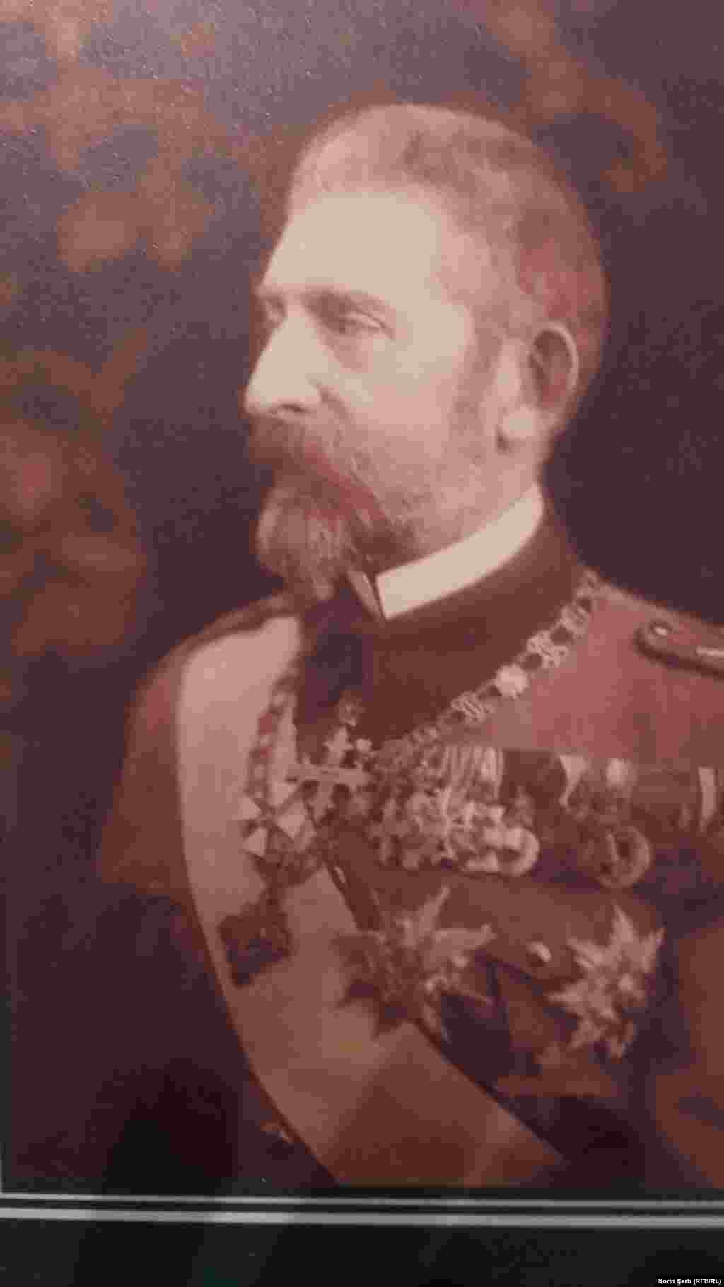 Regele Ferdinand. Regele Ferdinand va decide să nu respecte testamentul de neutralitate lăsat de predecesorul lui și să angajeze țara în Marele Război. Ziarul Adevărul din 16 august 1916 titra: „Hohenzollernul României nu se simte numai suveranul ţărei ci şi capul românilor de pretutindeni şi ca atare trage sabia când vede că sângele singur poate închega într-unul singur neamul românesc.”