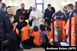 Papa Francisc, în biserica din „Barbu Lăutaru”, cartierul romilor din Blaj.