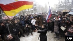 Рано или поздно в Южной Осетии сами собой сдуются партии, представленные разве что их создателями, и у разного рода авантюристов из России пропадет интерес ловить рыбу в мутной воде