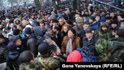 Сторонники Аллы Джиоевой на площади в Цхинвали, декабрь 2011 г