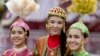 Казахские девушки на этнофестивале в национальных костюмах. Париж, 31 октября 2014 года. 