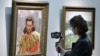 O muzeografă transmite live lucrări dintr-o expoziție a pictorului realist rus Ilya Repin aflate într-un muzeu din Ekaterinburg, pe 16 mai.