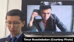 Qaznews24 авторы Темірлан Еңсебек (экранда) және прокурор Дидар Қабаев. Алматы, 9 сәуір, 2025 жыл. 