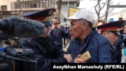 Алматыда полиция "мерекеге келген" адамды ұстап жатыр. 22 наурыз 2019 жыл. 