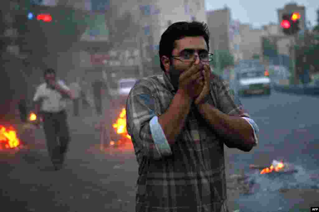 Iran - Suzavac - Policija je na demonstrante bacila bombe sa suzavcem.