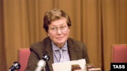Iosif Staliniň gyzy Swetlana Alliluýewa (Lana Peters) Moskwada metbugat konferensiýasynda. Moskwa, 2-nji fewral,1984.