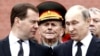 Довоєнна світлина. Президент Росії Володимир Путін (праворуч) і тодішній російський прем'єр-міністр Дмитро Медведєв, 2013 рік