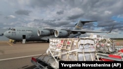 Ամերիկյան վենտիլյատորների առաջին առաքումը Ռուսաստան, Վնուկովո օդակայան, Մոսկվա, 21 մայիսի, 2020թ․ 