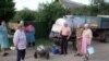 Луѓе полнат вода од цистерна 