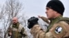 Военнослужащие украинского добровольческого батальона "Днепр-1" осматривают позиции возле села Чермалык в 40 километрах от Мариуполя