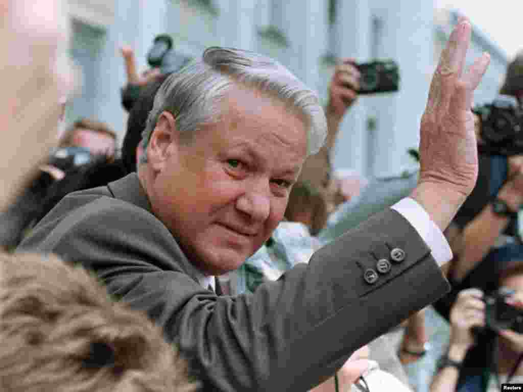 Москох, КIайн ЦIа. Ельцин ву ГКЧП-на дуьхьал бевллачу нахе куьг лестош. Дуьхьдуьхьаллаттар дирзира цуьнан агIончаша толам баккхарца. ГКЧП-н декъашхой лецна. 
