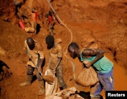 Ilegalni kopači zlata u Zimbabveu na okupiranim dijelovima farme Smithfild koja je bila u vlasništvu supruge bivšeg predsjednika Roberta Mugabe, Grace Mugabe u Mazoweu, april 2018.