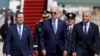 Kryeministri izraelit Yair Lapid dhe Presidenti Isaac Herzog mirëpresin Presidentin e SHBA-së Joe Biden në Aeroportin Ndërkombëtar Ben Gurion pranë Tel Avivit më 13 korrik.