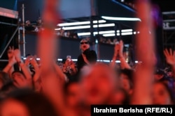 Prve večeri festivala Sunny Hill, koji se održava u parku Grmija u Prištini, prisustvovali uglavnom mladi