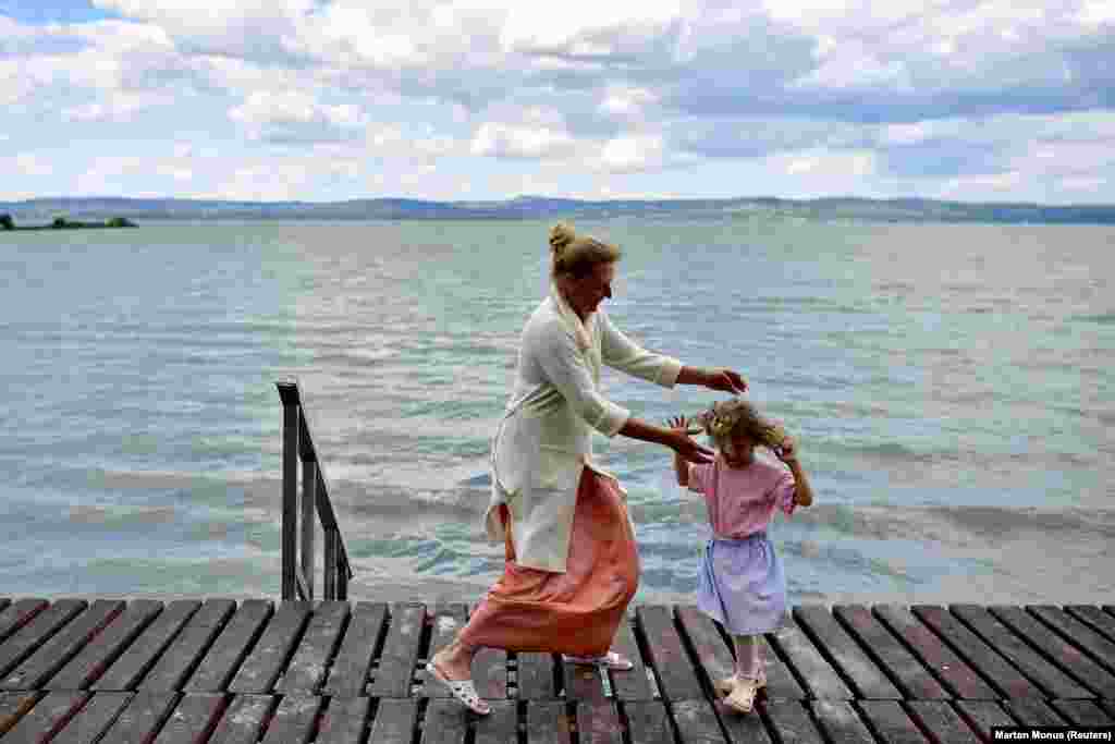Olha Malka, ukrajinska hasidska jevrejska izbjeglica, igra se sa kćerkom na jezeru Balaton. Machne Chabad, smješten u ljetnom skloništu bivših komunističkih vođa, obezbjeđuje privremeni smještaj za nju i druge izbjeglice.