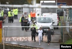 Sprovođenje migranata do centra u Manstonu, Velika Britanija, 7. novembar 2022.