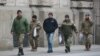 Люди у військовій формі на вулицях міста