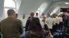 Srbi sa severa Kosova koji rade u policiji skidaju uniforme jer napuštaju kosovske institucije, Zvečan, Kosovo, 5. novembar 2022.