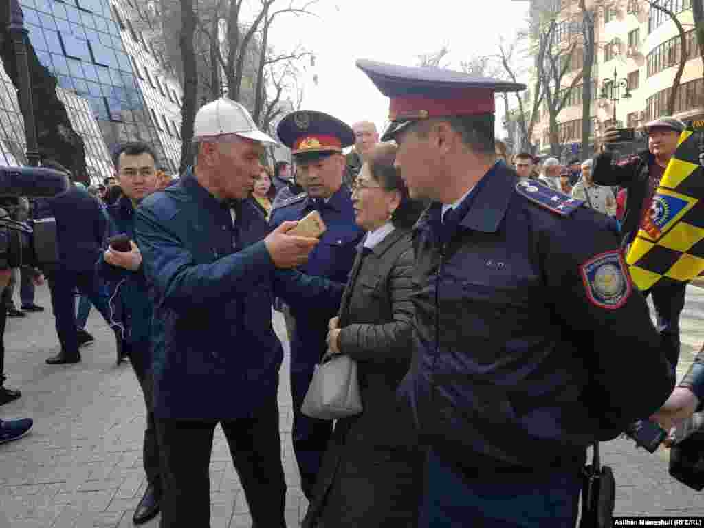 Алматы тұрғыны (ортада) Астананың атын өзгертуге қарсы пікір айтып тұр. 