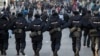 Russiýada polisiýa işgärleri hatara düzülip gidip barýar.