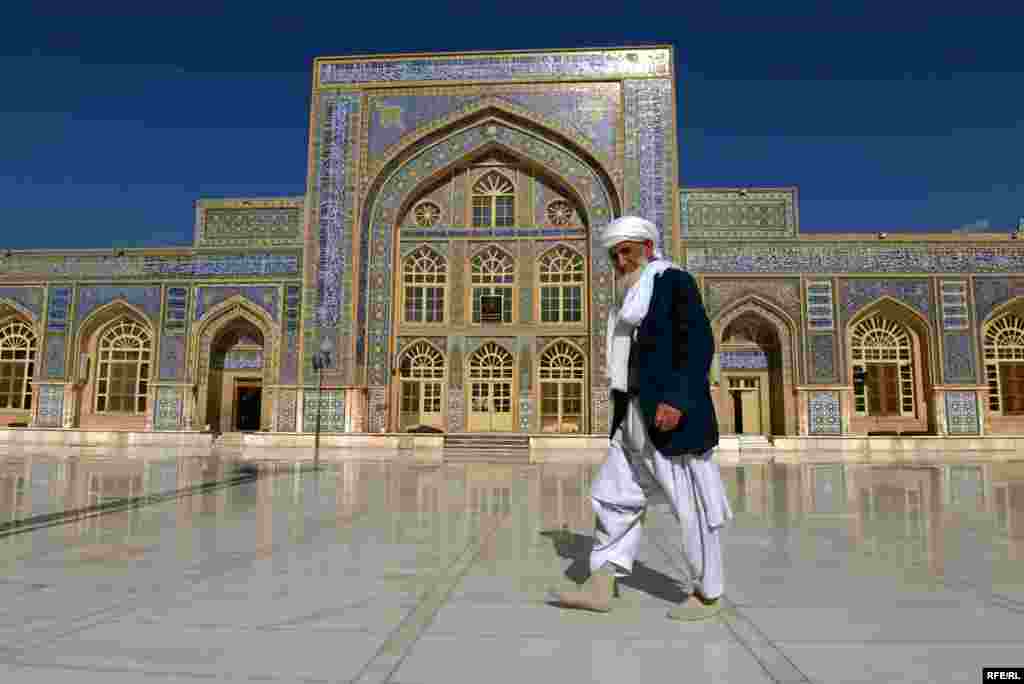 Un bărbat se plimbă în fața Marii Moschei din Herat, Afganistan, pe 10 decembrie. (RFE/RL)