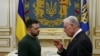 Trimisul special al SUA pentru Ucraina, Keith Kellogg, discută cu președintele ucrainean Volodimir Zelenski (stânga).