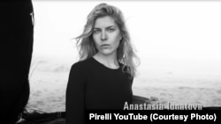 Anastasia Ignatova, fiica vitregă a directorului general al conglomeratului de stat rus Rostec, a apărut alături de vedete de la Hollywood în calendarul companiei de anvelope Pirelli pentru 2017.
