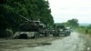 Forțele ucrainene se pregătesc să transporte un tanc rusesc capturat în timpul contraofensivei din regiunea Harkov. Imagine din 11 septembrie 2022 de la Comandamentul Forțelor Ucrainene via Reuteres
