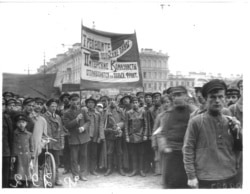 Ruși cu o pancartă: „Polonezilor să le fie frică - comuniștii [din Sankt Petersburg] se îndreaptă către frontul polonez”.
