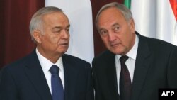 Президент Узбекистана Ислам Каримов (слева) и президент Латвии Андрис Берзиньш. Рига, 17 октября 2013 года.