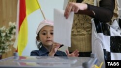 Многие в республике считают, что для маленького общества партийный парламент – это бессмысленное излишество, и настаивают на мажоритарной или хотя бы смешанной системе выборов