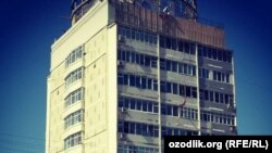 В прошлом году в Узбекистане все чердачные этажи многоэтажных домов покрыли листовой железой.