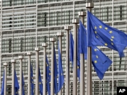 Zastave EU ispred zgrade Evropske komisije u Briselu - ilustracija