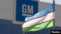 Государственный флаг Узбекистана при входе в здание завода автоконцерна GM Uzbekistan в Ташкенте. 