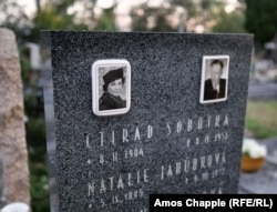 Piatra funerară a Nataliei Jahudkova dintr-un cimitir din Zbraslav. Rămâne un mister de ce emigranta rusă în Cehoslovacia a dus în mormânt secretul operelor ascunse ale lui Gertrud Kauders